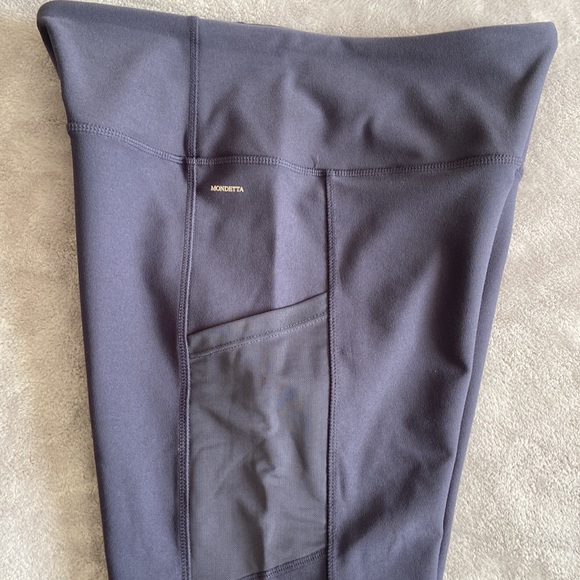 Mondetta high waisted yoga pant capri women’s size medium with mesh side pockets - Picture 4 of 5